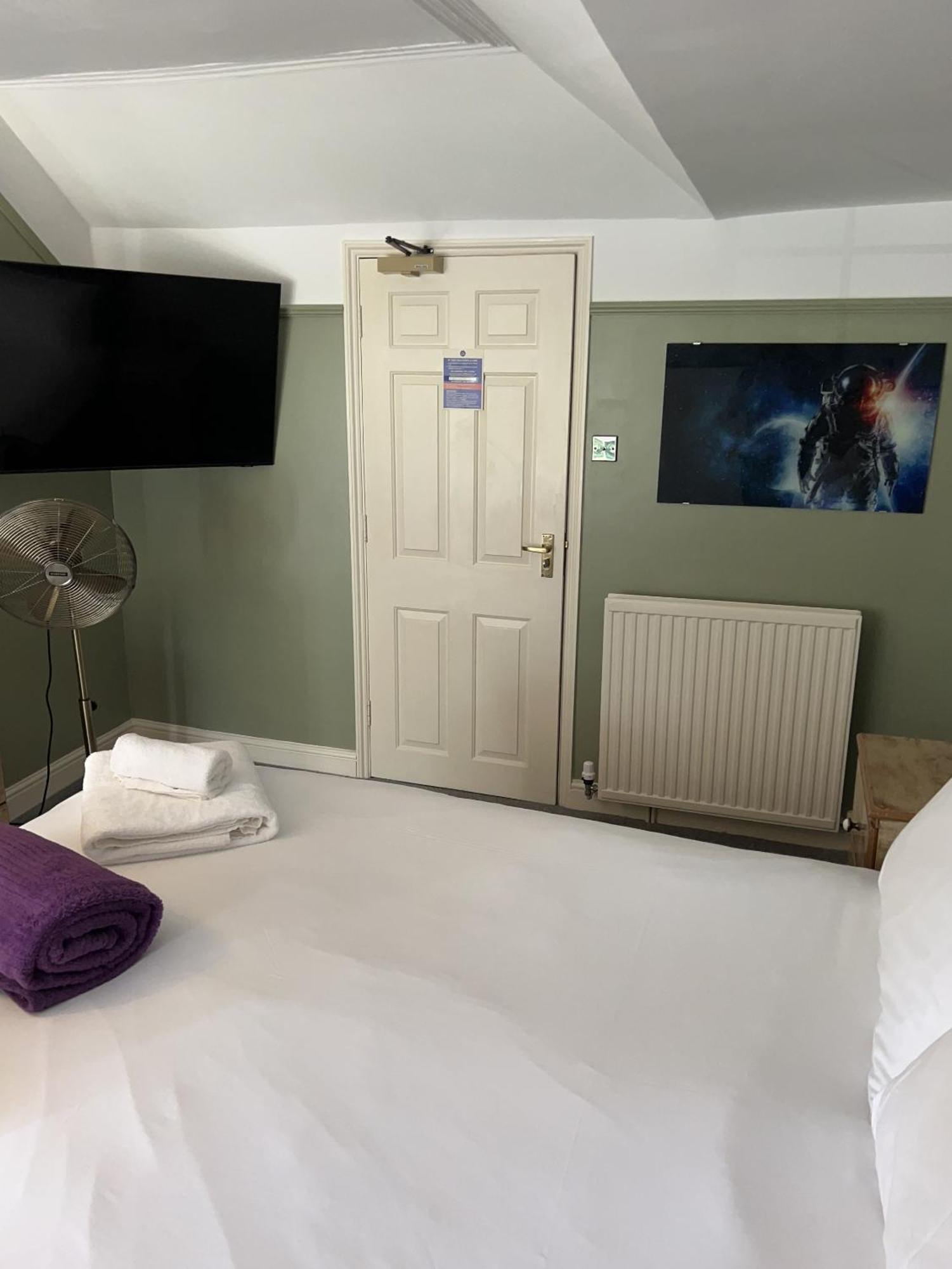 The Plough Inn Marsham Chambre photo